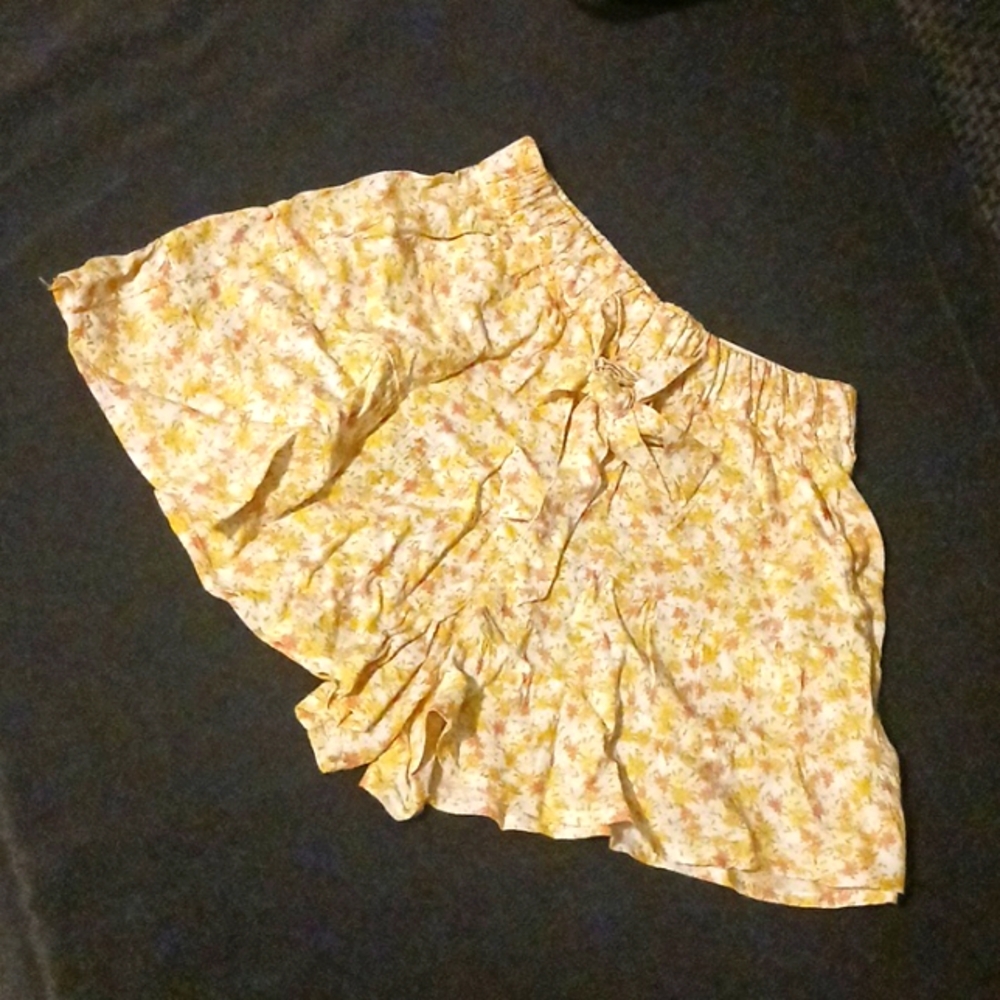 NEW High Rise Ruffle Tiered Short 2.5" Yellow Multi Floral Size S - Picture 2 of 8